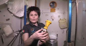 Andare al bagno nello spazio: come funziona – VIDEO