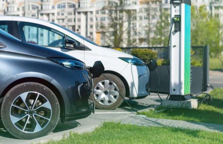 Auto elettriche in ricarica