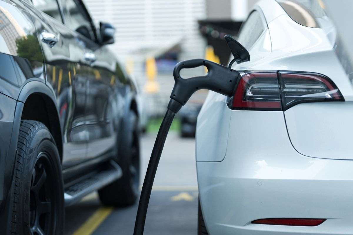 Automobili elettriche caricano batteria