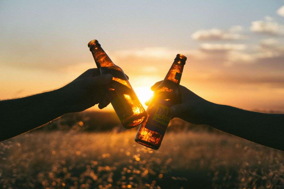 Bottiglie di birra al tramonto