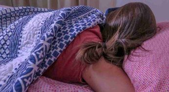 Testa sotto la coperta o il cuscino: se dormi così, c’è un motivo