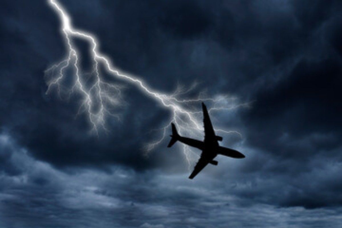 Bambina coraggio aereo fulmine passeggeri
