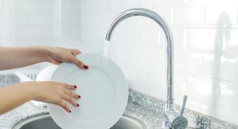 Perché usare la lavastoviglie? Così lavi i piatti senza sprecare energia, ma soprattutto ci metti 5 minuti