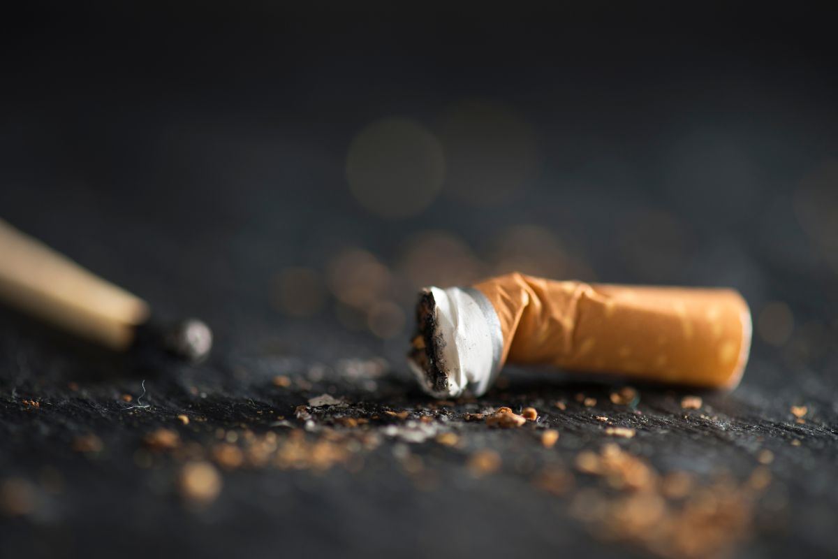 Mozzicone di sigaretta lasciato in strada