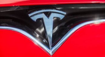 Tesla bruciata in un lago ghiacciato: dopo anni svelato il mistero