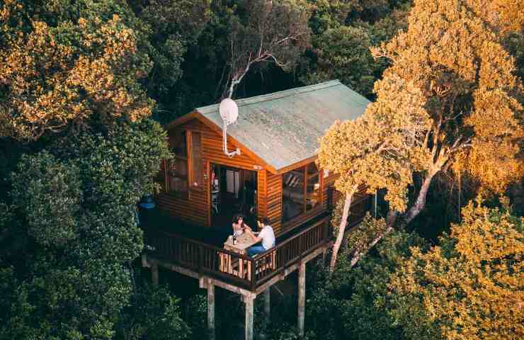 casa sospesa tra gli alberi