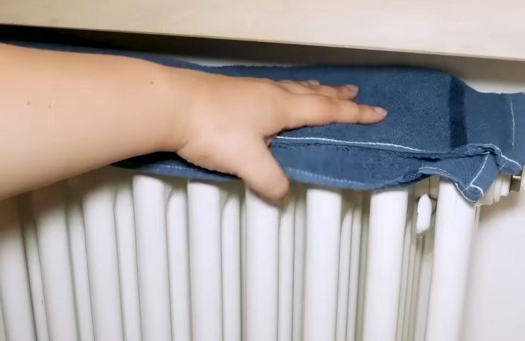 asciugamano sul termosifone