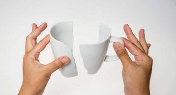 Rifiuti di ceramica, se li butti nel vetro hai sempre sbagliato: come smaltirli correttamente