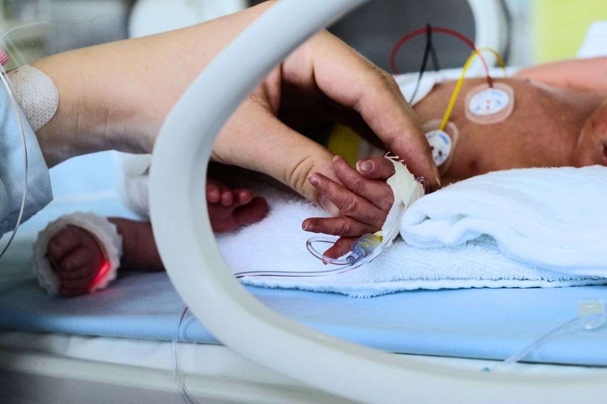 Bambino nato prematuramente tenuto in incubatrice