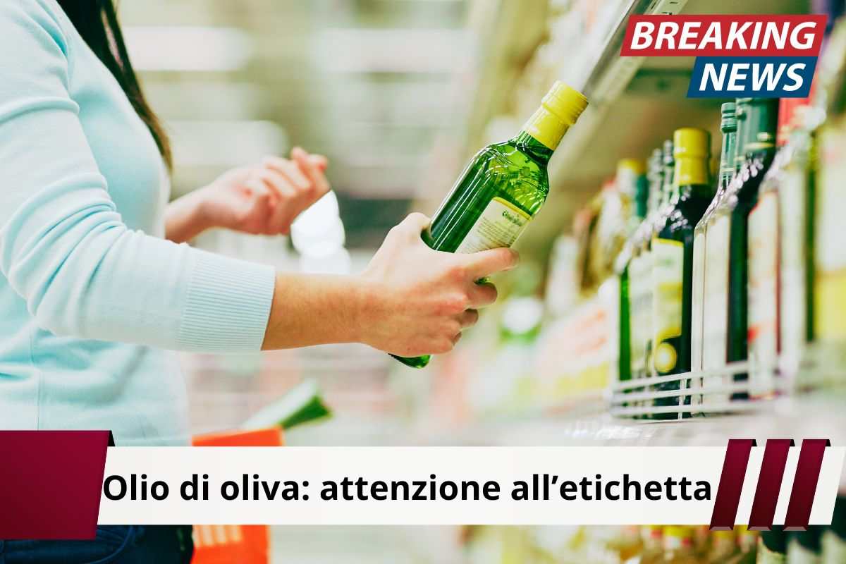 Donna sceglie l'olio d'oliva al supermercato