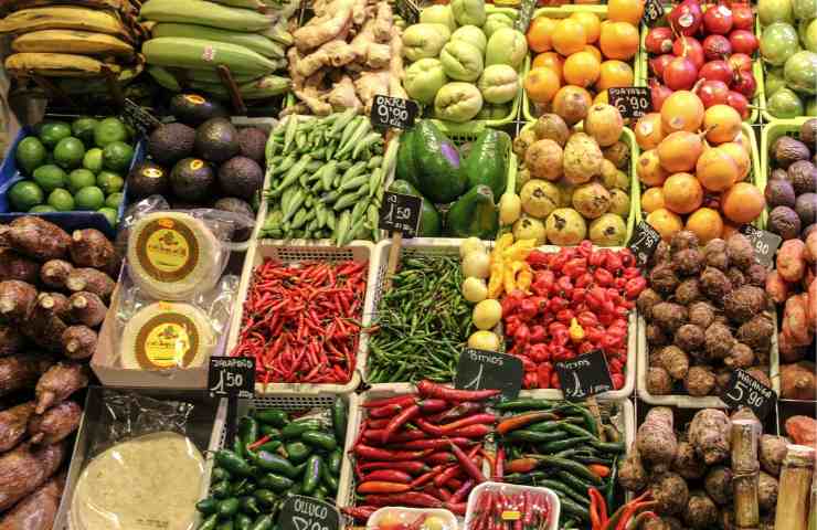 Frutta e verdura con pesticidi come eliminare ogni traccia