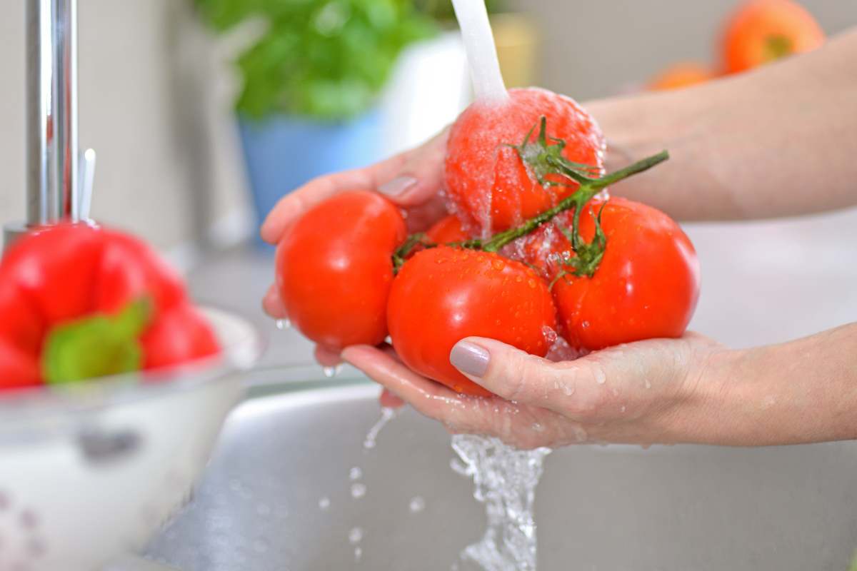 Frutta e verdura con pesticidi come eliminare ogni traccia