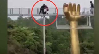 Crolla il ponte di vetro: turisti precipitano nel vuoto – il terribile VIDEO
