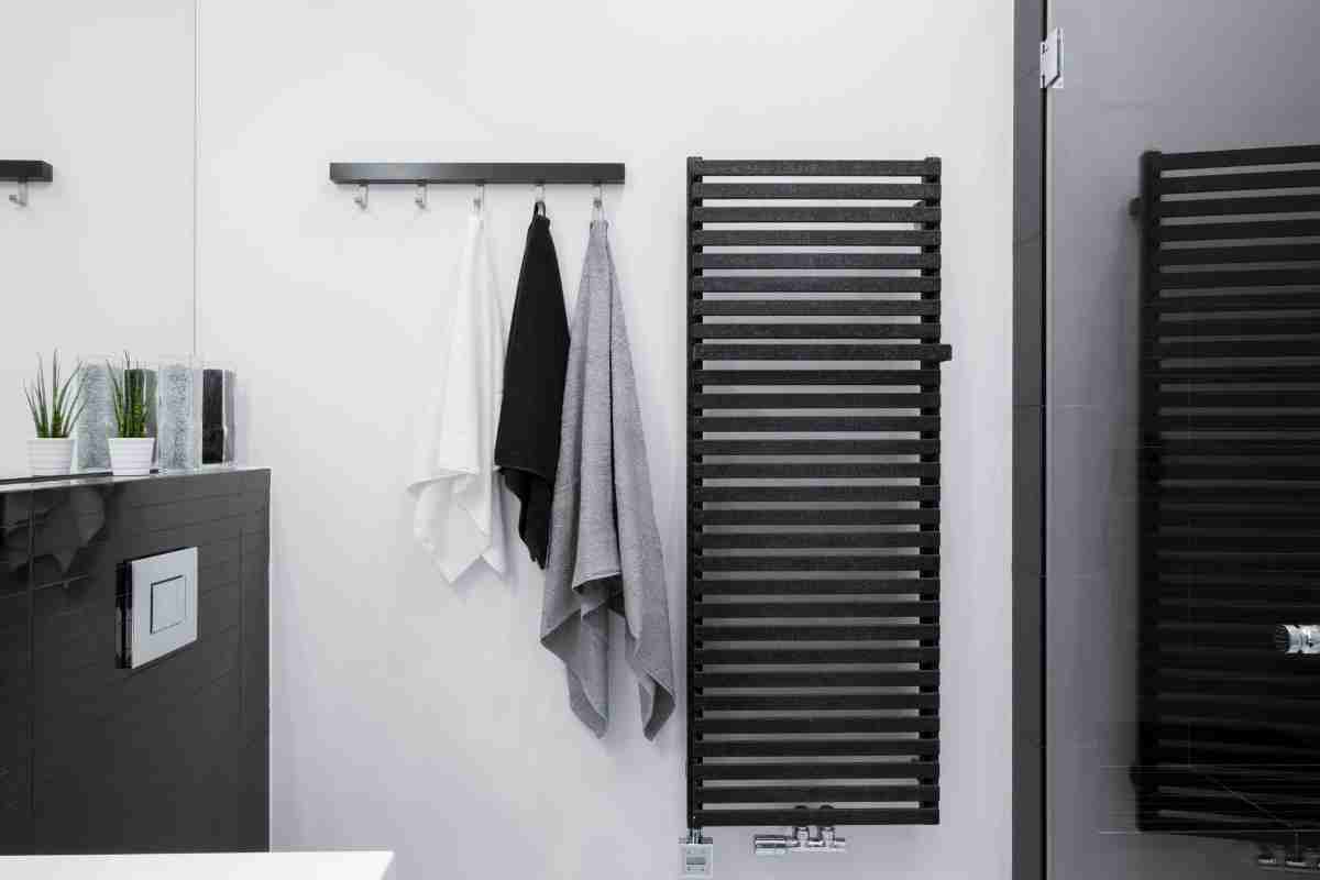 Termoarredo elettrico bagno, pro e contro degli scaldasalviette di design 