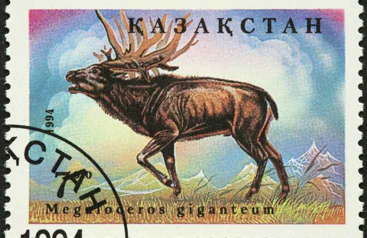 Vecchio francobollo siberiano che ritrae il Megaloceros