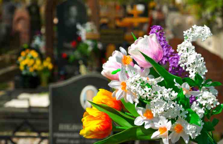 cimitero fiori cattivi odori