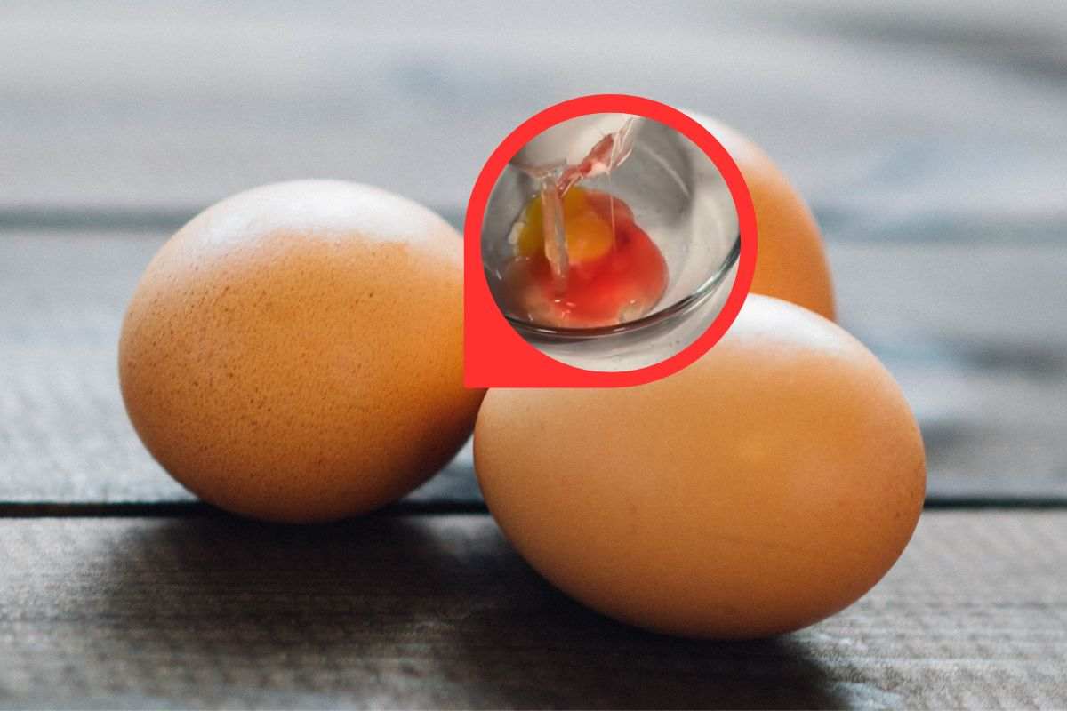 Uovo rosso, è commestibile o meno perché dovresti evitarlo