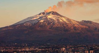 Catania, l’Etna torna ad eruttare: fontane di lava ed una colonna di fumo alta 10 chilometri