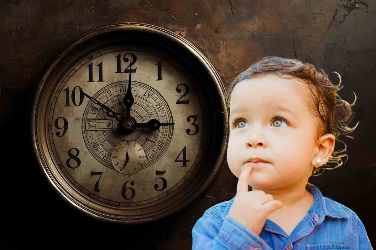 bambino guarda orologio