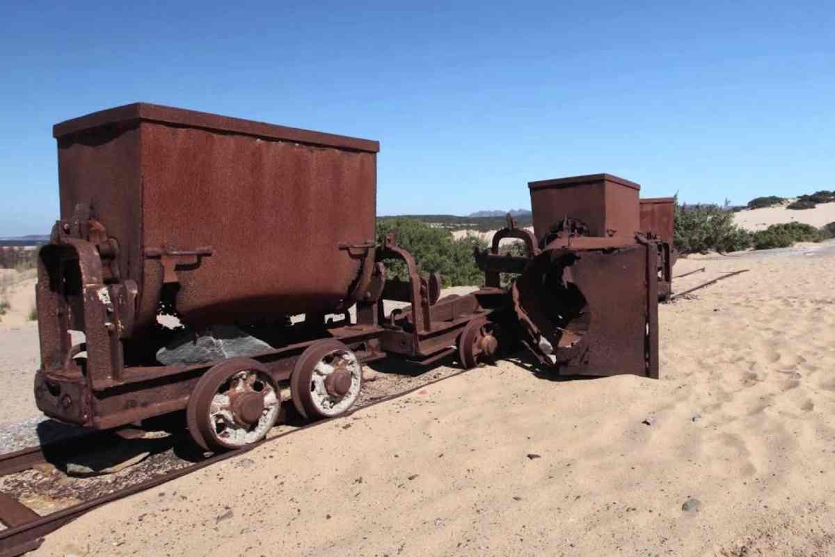 resti di un treno alle dune di piscinas
