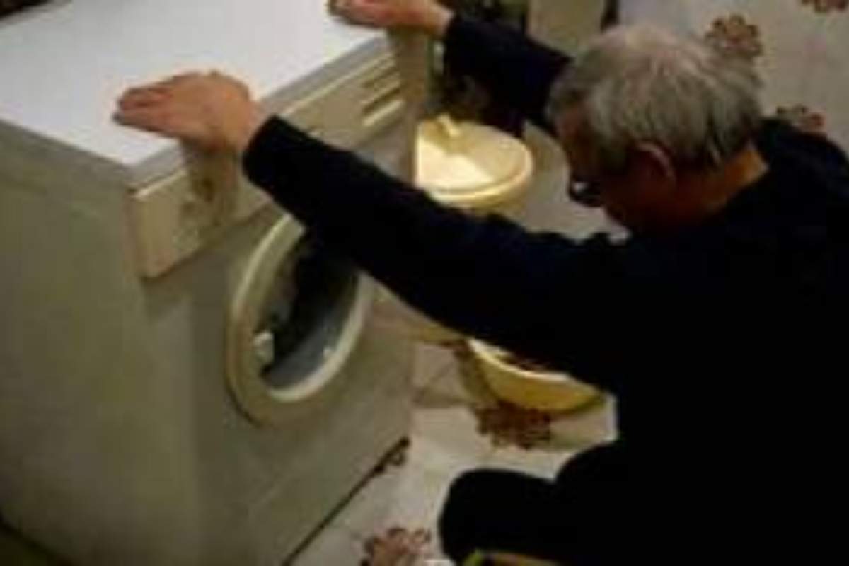 uomo controlla la lavatrice