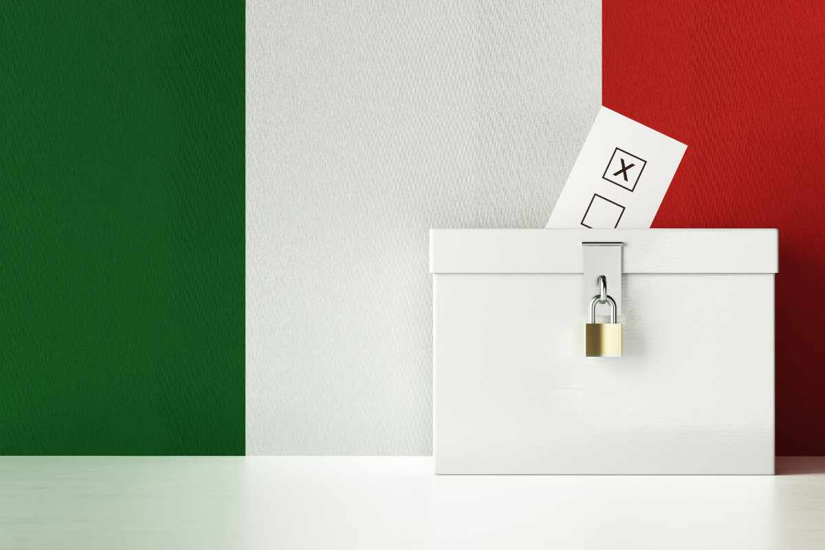 Bandiera italiana e urna elettorale con lucchetto