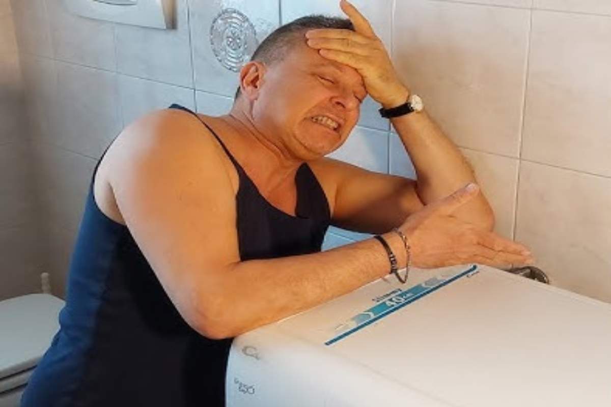 uomo disperato per colpa della lavatrice