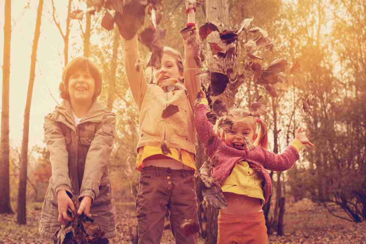 bambini giocano nel bosco