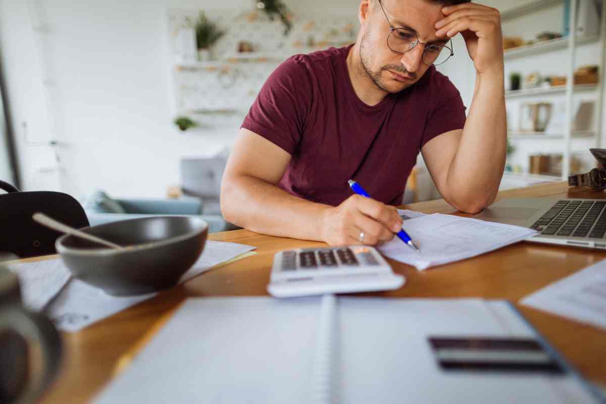 persona fa i conti delle bollette