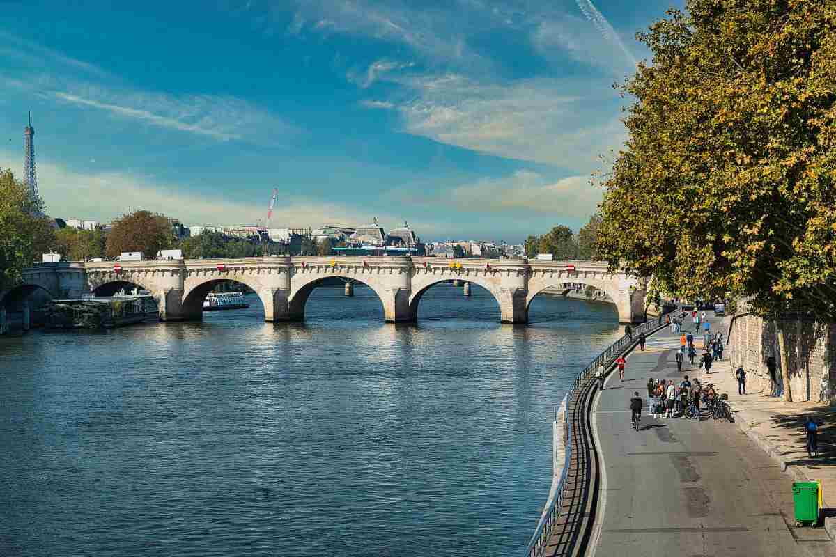 Panorama di Parigi con ponte e Torre Eiffel a sinistra