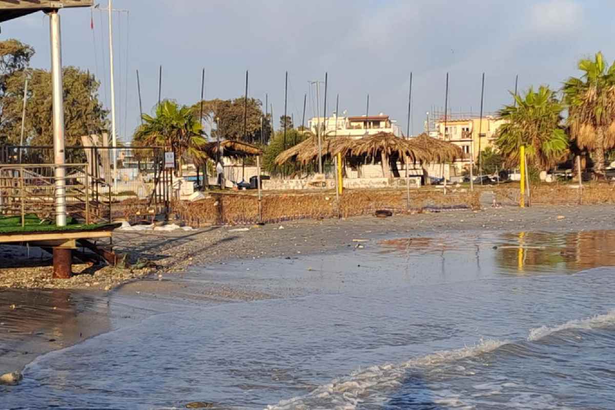 Spiaggia devastata dal ciclone Harry