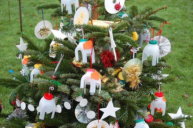 Idee Addobbi Albero Di Natale Fai Da Te.Addobbi Natalizi Fai Da Te Due Idee Di Riciclo Per I Bambini Foto Ecoo It