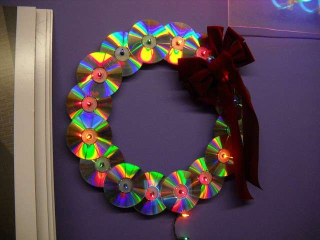 Corona natalizia con cd riciclati